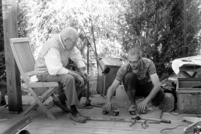 Zeitzeuge Jean-Jacques Boijentin mit Ger&amp;auml;uschemacher Julien Baissat am Set in Korsika, 2014